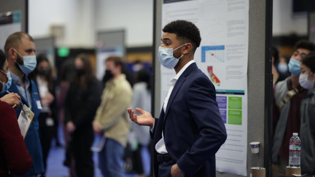Stanley Onuegbu, DDS student, won the first place Ernst Newbrun Award for Research Excellence.